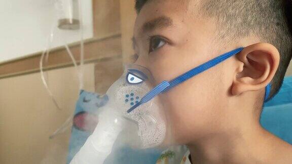 一名儿童正在接受哮喘吸入器治疗