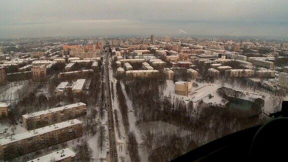 在冬天从直升机空中救护的窗口观看