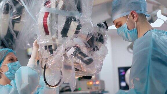 神经外科在诊所专业医生通过新型电子手术显微镜进行手术外科医生使用现代设备卫生保健