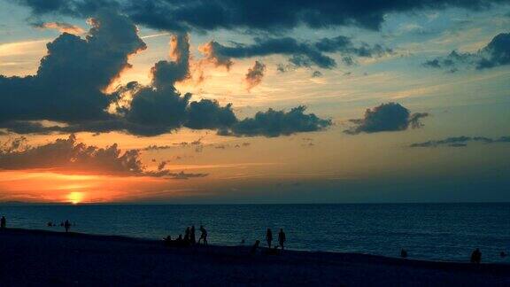 日落时美丽的加勒比海海滩