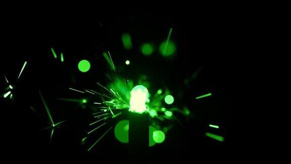 SLOMO绿色的火花从一个闪光器上掉下来