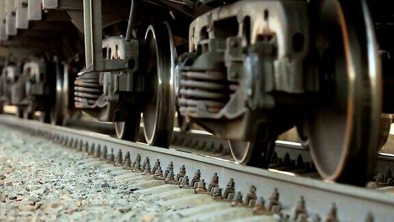 旧火车的车轮在铁轨上通过照相机近距离射杀