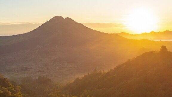印尼巴厘岛金塔马尼的巴图尔火山上的日出时间