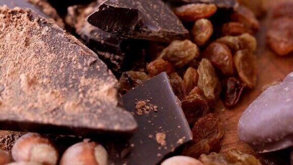 黑巧克力碎后撒上可可粉和香料