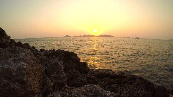 日落剪影中的热带岛屿
