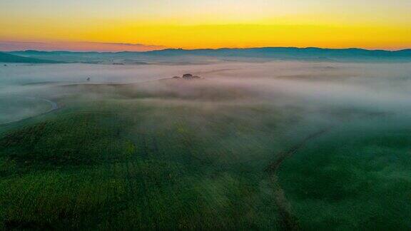 时间流逝飘渺的雾在宁静的日出乡村景观