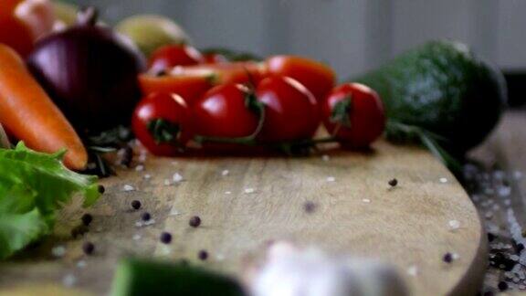 黑胡椒和盐与蔬菜一起落在木板上