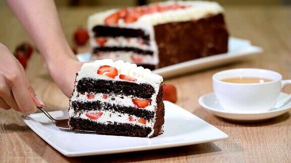 在盘子里放一块带草莓的巧克力蛋糕