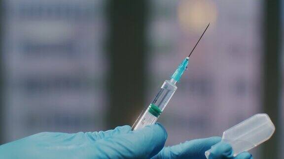 医生正在接种Covid-19或流感疫苗接种疫苗