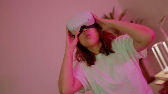 亚洲年轻女子在家里使用虚拟现实