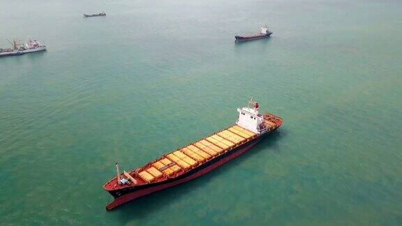 航空货船在海上抛锚停泊新加坡