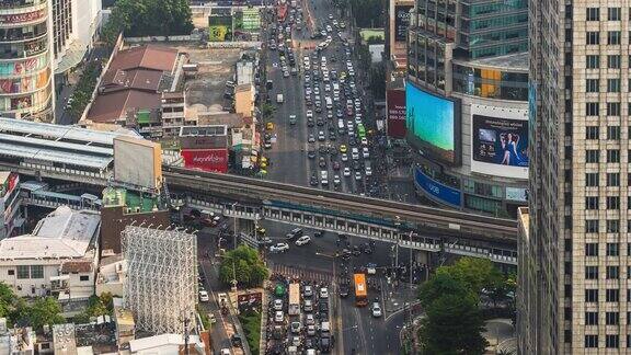 交通车辆-汽车自行车和防弹少年团空中列车在高速公路和十字路口街道在曼谷的城市时间推移