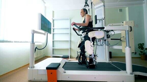 残疾人借助现代医疗设备站起来进行康复训练