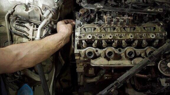 汽车修理工在汽车修理厂工作