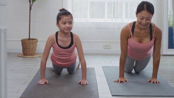 母女俩在家练习瑜伽一起击掌多莉滑块拍摄