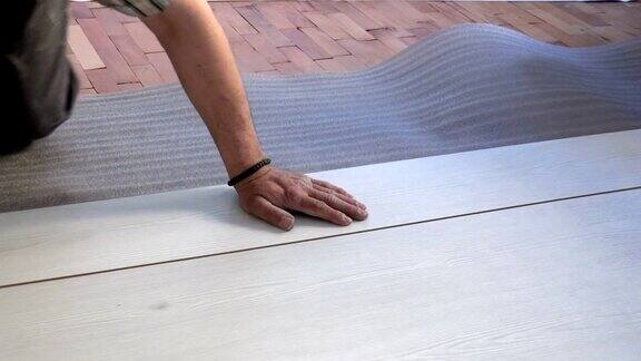 安装新的强化木地板特写