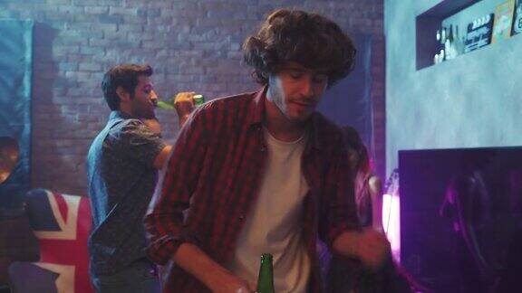 西班牙裔男子在酒吧的晚会上跳舞喝酒
