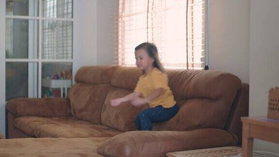 亚洲小女孩喜欢在沙发上跳