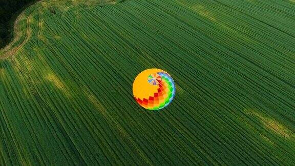 在田野上空的热气球