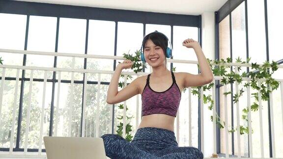 美丽活跃的女人微笑在运动服在家里健身快乐的健康生活方式亚洲年轻女性健身保健快乐的家健身健身开朗的女孩笑笑妇女保健