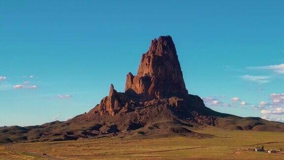 无人机航拍亚利桑那州纪念碑谷纳瓦霍部落的干旱沙漠有石丘