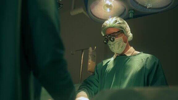 在现代手术室进行外科手术的医疗队