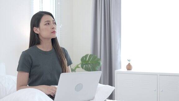 年轻漂亮的亚洲女人在家里的笔记本电脑上工作视频会议在线会议视频通话虚拟会议