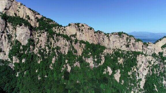 鸟瞰图绿色的山峰与大海