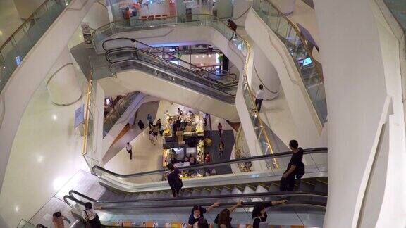 人们在曼谷购物中心乘坐白色扶梯的景象
