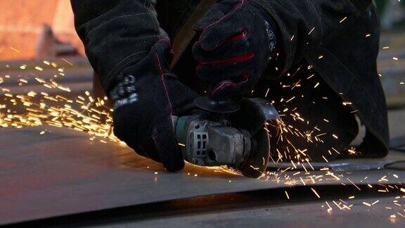 研磨过程穿着防护服的工人正在打磨金属工业工厂