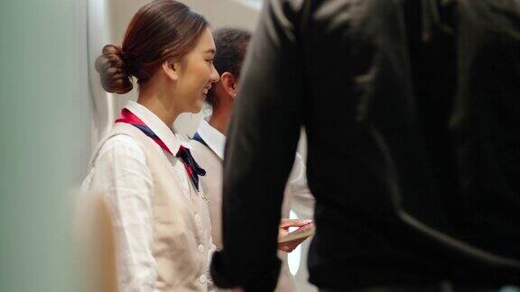 4K女乘务员在飞机上检查旅客登机证