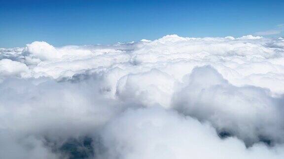飞越欧洲上空的稠密云层