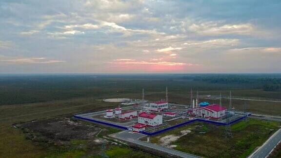 俄罗斯的石油和天然气生产在西伯利亚针叶林的一个油气田的无人机视图这架无人机飞过一个为石油生产提供电力的燃气轮机发电厂