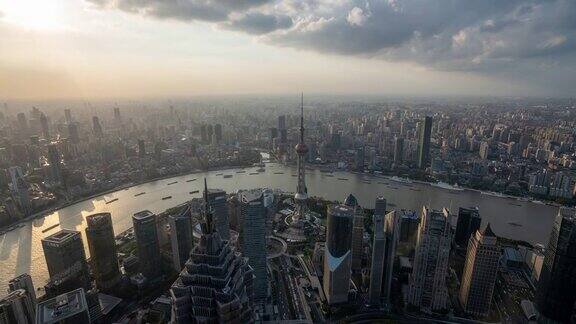 4k时间推移:航拍上海陆家嘴区和外滩全景摩天大楼灯光秀在晚上中国