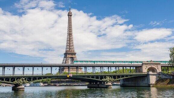 巴黎地铁在伯尔-哈基姆桥上穿越塞纳河背景是埃菲尔铁塔
