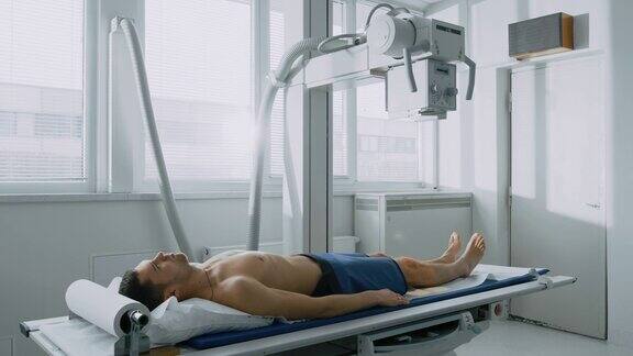 在医院男人躺在床上在x光机扫描程序扫描骨折断肢受伤癌症或肿瘤拥有先进医疗设备的现代化医院