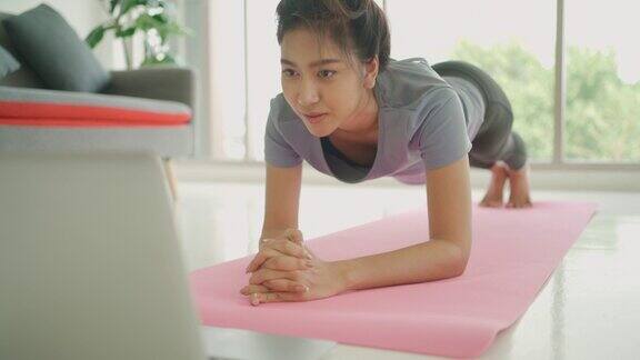 亚洲女性在家锻炼