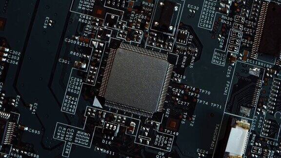 专注于微芯片CPU处理器黑色印刷电路板计算机主板和部件:电子设备内部超级计算机的一部分旋转俯视图跟踪微距拍摄