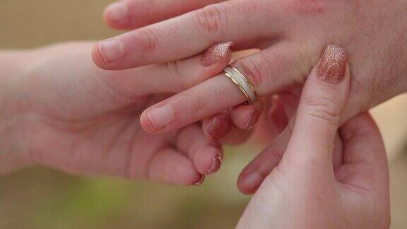 在婚礼上新郎把戒指戴在新娘的手上