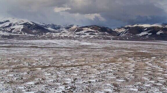 爱达荷州的田野和山脉上正在融化的雪