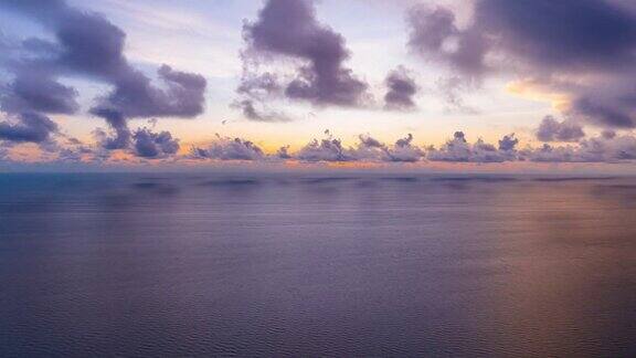 无人机高角度视角泰国普吉岛水面反射的日出天空超延时镜头美丽的日落或日出天空背景延时天空云