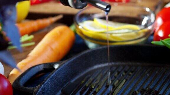 把食用油倒进煎锅