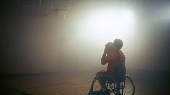 轮椅篮球运动员投篮失误但一次又一次的尝试决心残障人士的激励慢动作旋转荷兰角暖色