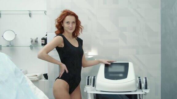 女孩站在一个美容沙龙的沙发上皮肤复原程序一个快乐的白人女人在美容院背对着镜头坐着