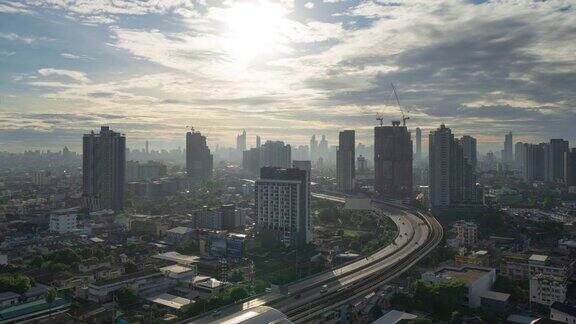 曼谷市区高速公路的时间推移鸟瞰图泰国亚洲智慧城市的金融区和商业中心日落时的摩天大楼和高层建筑