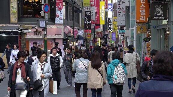 韩国首尔街头拥挤的人群
