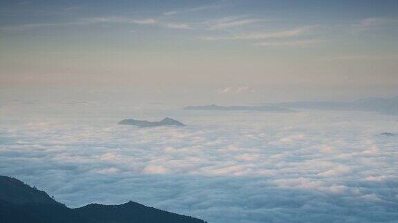 日出在山上与运动薄雾和多云时间流逝