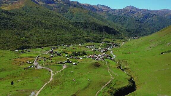 在一个阳光明媚的夏日俯瞰高山村庄