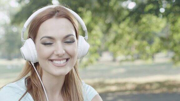 公园里戴着耳机的年轻女子