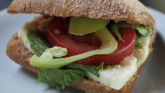 健康的全麦芝士三明治配蔬菜